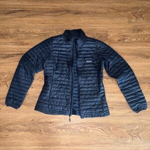 Women’s Navy Patagonia puff jacket